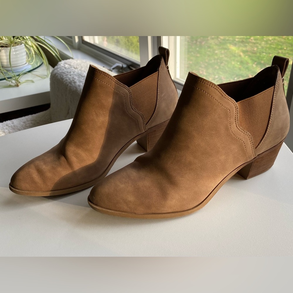XoXo tan booties Sz.8